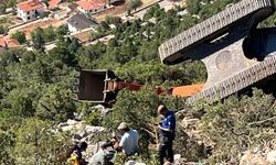 Antalya’da iş makinesi 60 metrelik uçuruma yuvarlandı