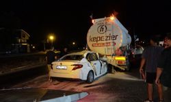 Otomobil, tankerin altından zor çıkarıldı