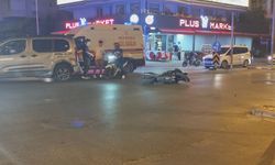 Hafif ticari araç ile motosiklet çarpıştı