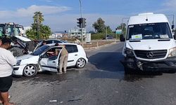 Manavgat'ta tur minibüsü kaza yaptı