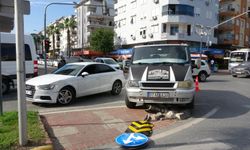 Kamyonet ile otomobil çarpıştı