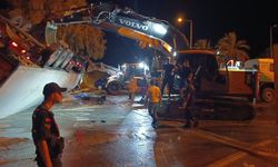 Antalya'da TIR devrildi: Durakta bekleyen 2 kişi hayatını kaybetti