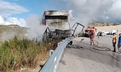 Bariyerlere çarpan kamyon alev alev yandı