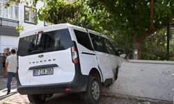 Duvara çarpan aracın sürücüsü yaralandı