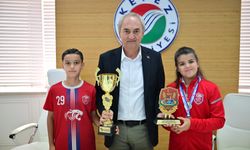 Genç şampiyonlardan Kocagöz'e ziyaret