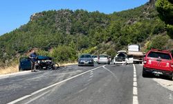 Otomobiller kafa kafaya çarpıştı