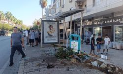 Önce yayaya çarptı sonra otobüs durağına daldı