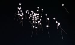 Gökyüzüne pembe balon bıraktılar