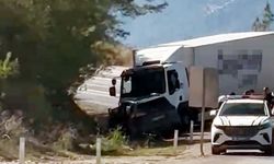 Antalya'da araçlar kafa kafaya çarpıştı: 1 ölü, 3 yaralı