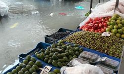 Sağanak pazar yerini göle çevirdi