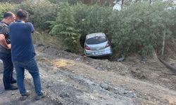 Serik'te otomobil şarampole yuvarlandı