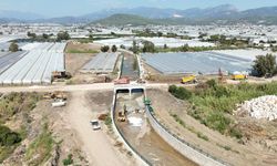 Kumluca'da kanal ve köprü çalışması devam ediyor
