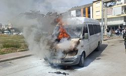 Türk bayrağı siyaha büründü, itfaiye suyla yıkayıp bezle sildi