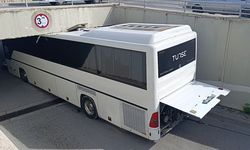 Manavgat'ta tur otobüsü alt geçide sıkıştı