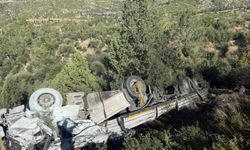 Antalya'da kömür yüklü TIR şarampole devrildi