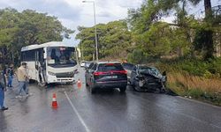 Servis midibüsü ile otomobil çarpıştı