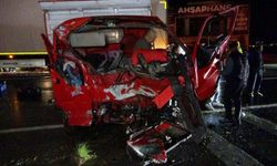 Karşı şeride geçen kamyon ortalığı savaş alanına döndürdü