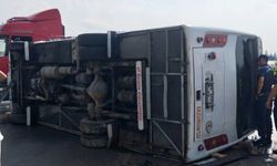 Aksu'da midibüs devrildi
