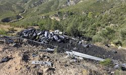 Virajı alamayan TIR uçuruma devrildi