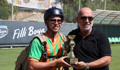 Alanyaspor tesislerine paraşütle indi