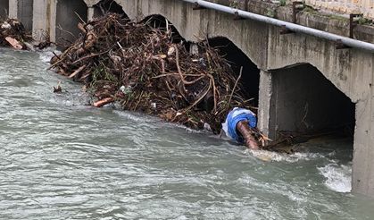 Kemer'de köprü temizliği