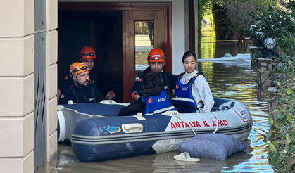 Mahsur kalan vatandaşlar botla kurtarıldı