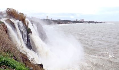 Dünyaca ünlü şelale tersine çağladı!