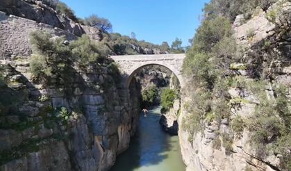 Tarihi köprüde tehlikeli şov: Yürekler ağza geldi!