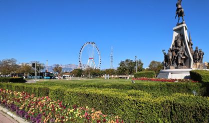 Antalya caddeleri renkleniyor