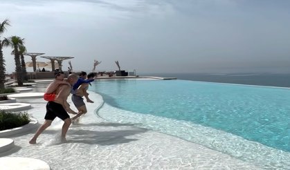 Jason Statham’dan sonsuzluk havuzunda poz