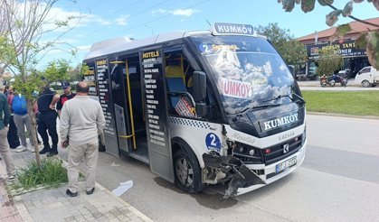 Antalya'da minibüs 4 araca çarptı