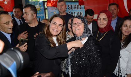 Serik'te İYİ Parti'ye katılanlara rozet
