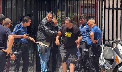 Kendini yakmak isteyen esnafı polisler vazgeçirdi