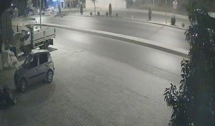 Otobüsün sıkıştırdığı motosikletli takla attı