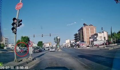 Motosiklet sürücüsü havada takla attı
