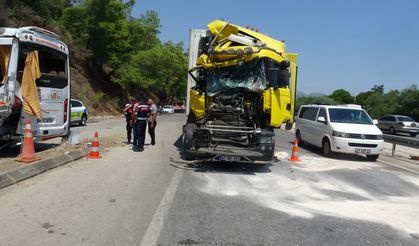 Kemer'de midibüs ile TIR çarpıştı: 11 yaralı