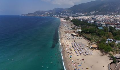 Alanya'da yüksek nem sahile akın ettirdi
