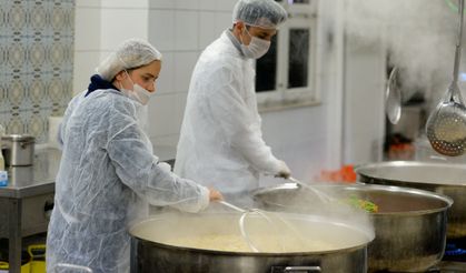 Muratpaşa'da ihtiyaç sahiplerine her gün sıcak yemek