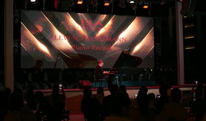 Alman piyanistten büyüleyici performans