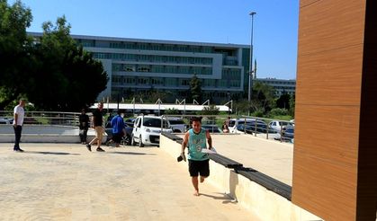 Sınava yalın ayak koşarak geldi