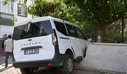 Duvara çarpan aracın sürücüsü yaralandı