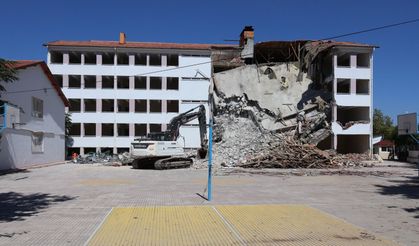 Korkuteli'de lise binasında yıkım başladı