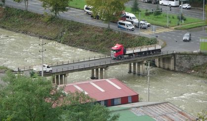 40 yıllık köprüde korkutan görüntü