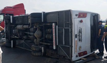 Aksu'da midibüs devrildi