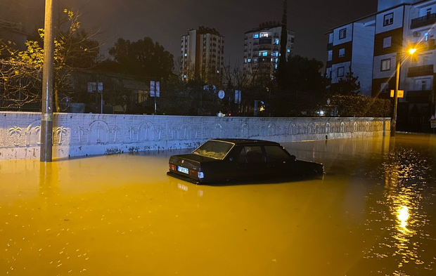 Antalya sular altında kaldı! İşte o görüntüler...