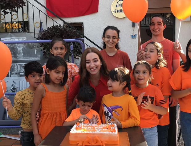Kanseri yendi, hayatını lösemili çocuklara adadı