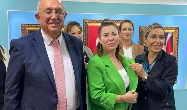 AKP'de 40 yeni kadın üyeye rozetleri takıldı
