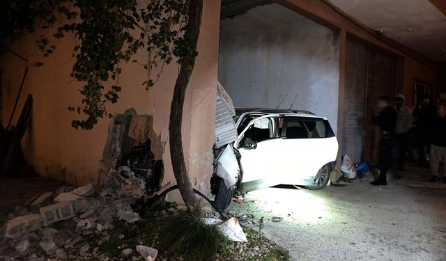 Antalya'da otomobil evin deposuna daldı
