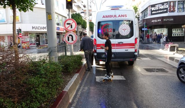 Ticari taksi ile elektrikli bisiklet çarpıştı