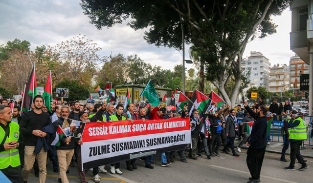 Antalya’da Filistin yürüyüşü